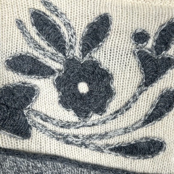 Vintage MISTER LEONARD Women's Size Large Embroidered Floral Gray Cream Sweater - Picture 5 of 6